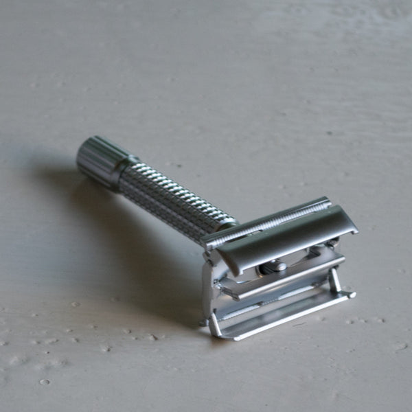 An old school twist safety razor in pearl silver, using replaceable double edged razor blades. Screw the bottom of the handle to open the razor head to change blades. Comes with five Astra platinum blades, cleaning brush, and case with inbuilt mirror. 