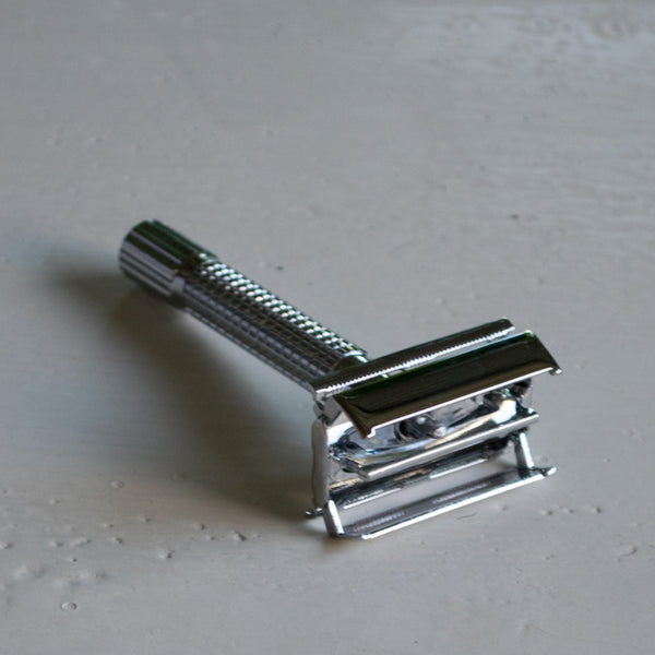 An old school twist safety razor in gunmetal, using replaceable double edged razor blades. Screw the bottom of the handle to open the razor head to change blades. Comes with five Astra platinum blades, cleaning brush and case with inbuilt mirror. 