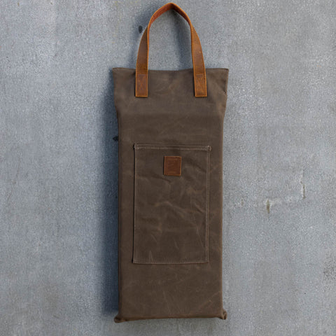 Waxed Canvas Kneeler for protecting knees and providing comfort as you work in the garden. With almost 5 cm thick foam, covered in 16 oz waxed canvas, and an industrial stitched leather handle backed with webbing, it is built to last. Includes a pocket for labels, strings or gloves.