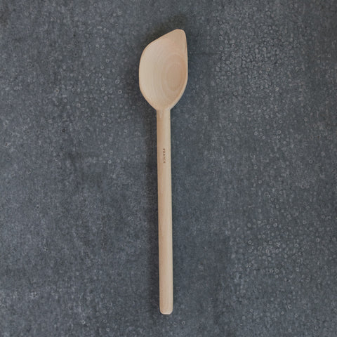 The most experienced cooks among our customers say these 30cm flat bottomed wooden spoons are the business for reaching into the curves of pots and bowls. 