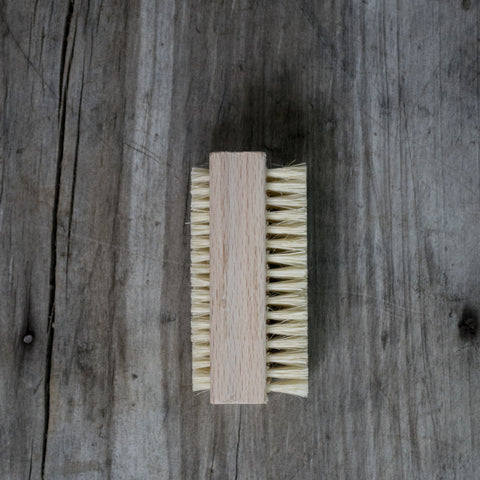 A quality German-made firm nail brush. Beech timber stock and natural tampico fibres. Just the thing for cleaning gardeners hands when it's time to down tools.