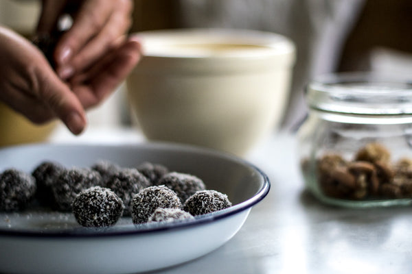 Part of the family of Falcon enamel serving plates, the 24cm diameter pasta plate, adding encouraging relaxed, casual ease at the dinner table. The Falcon pasta plate has rounded sides, providing alternative serveware to the flat plate or pie plate.